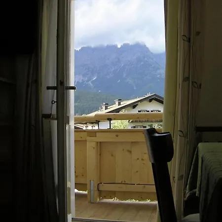 מלון דירות Ingrid אלמאו